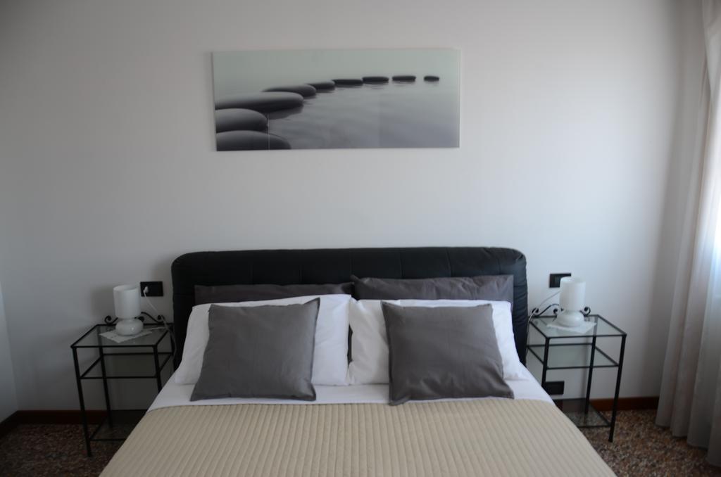 Ca' Delfina Holiday Home Wenecja Pokój zdjęcie
