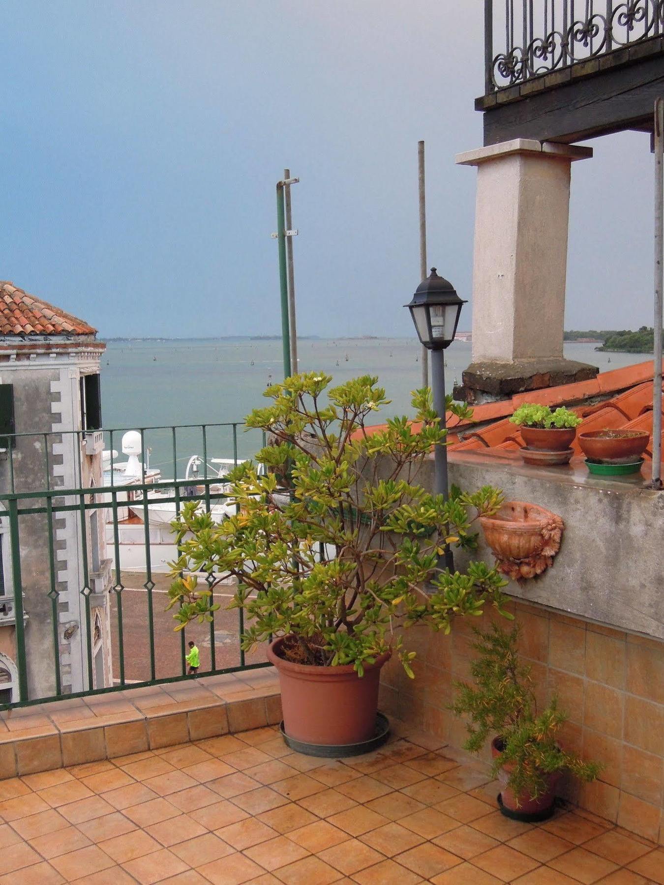Ca' Delfina Holiday Home Wenecja Zewnętrze zdjęcie